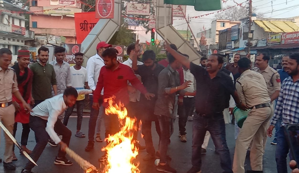 जिला कांग्रेस कमेटी पिछड़ा वर्ग ने राहुल गांधी की सदस्यता रद्द करने के विरोध में फूका पीएम का पुतला