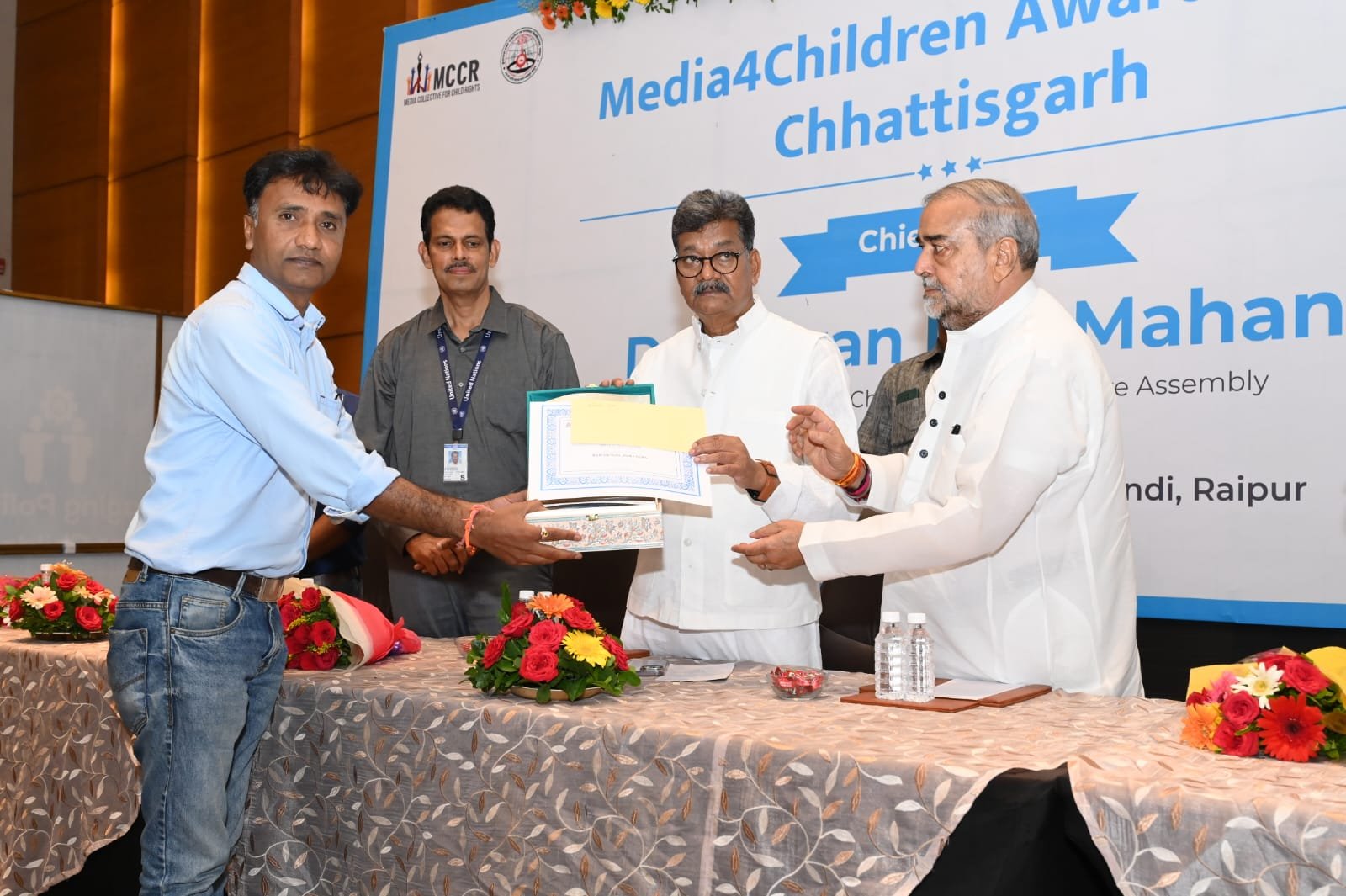 बच्चों और महिलाओं पर असाधारण रिपोर्टिंग और उत्कृष्ठ सामाजिक कार्यों के लिए राजेश सोनी को किया गया मीडिया चिल्ड्रन अवॉर्ड से सम्मानित…