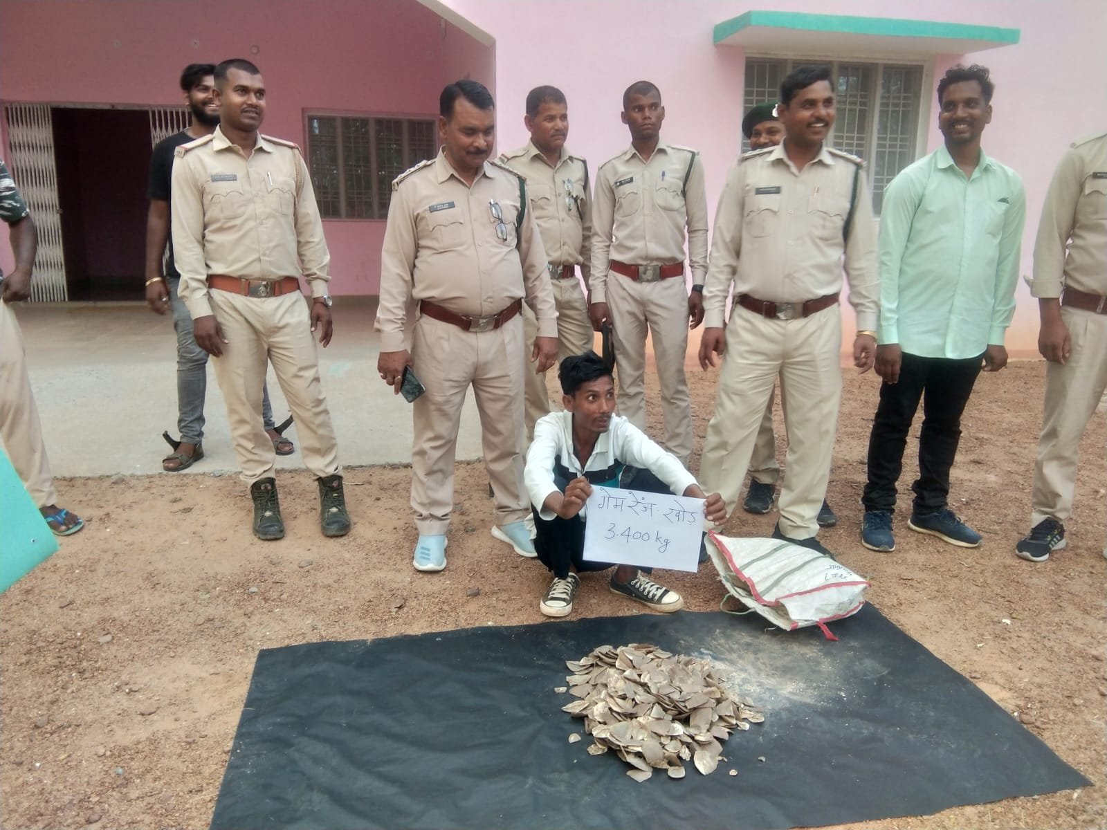 वन विभाग की टीम को मिली बड़ी सफलता,,, पैंगोलीन के शल्क के साथ एक गिरफ्तार